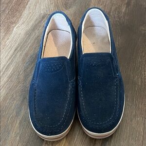 Blue suede shoes. Women’s SZ 7.5-8  Great condition.